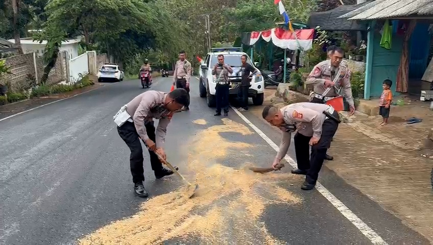 Polisi Bersihkan Tumpahan Solar Buntut Laka Lantas di Jalan Raden Imba Kesuma Bandar Lampung