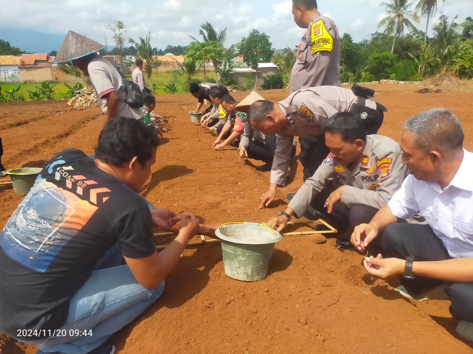 Bersama Stake Holder Terkait, Polsek Kedaton Tanam Ratusan Bibit Tanaman Bawang Merah, Dukung Ketahanan Pangan